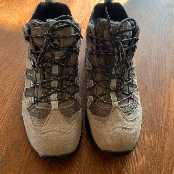 Rugged exposure hikers - Picture 2 of 8